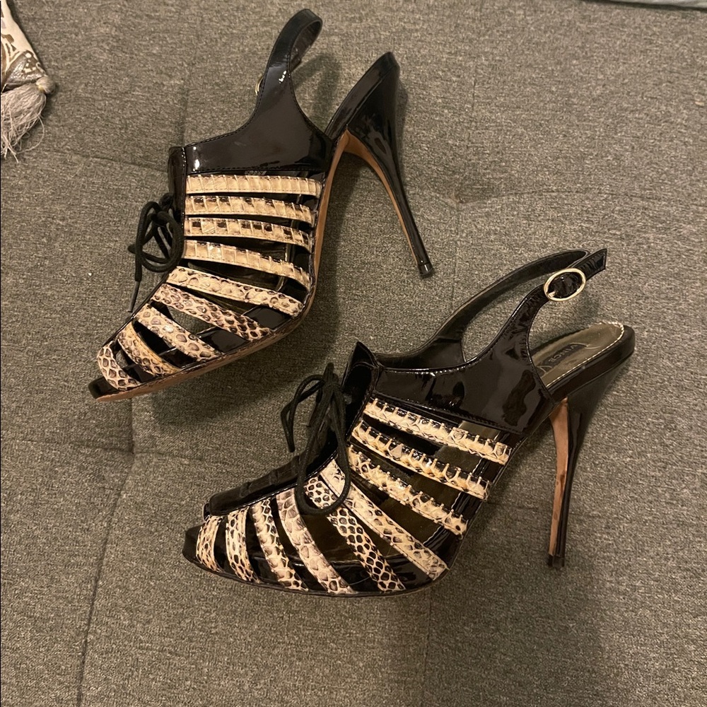 ❌SOLD ❌Vince Camuto black patent heels w/ snakeskin print. Size 8. Excellent con